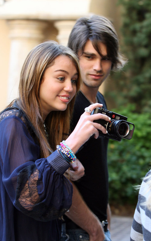 Miley Cyrus with her Leica M8 and Summilux-M 35mm F1.4 ASPH